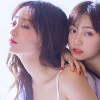 你跋山涉水千里，而我却回眸一笑