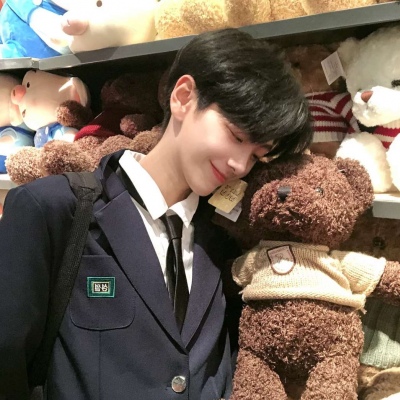 男生头像优质  草莓粥：我申请做你的小熊软糖.