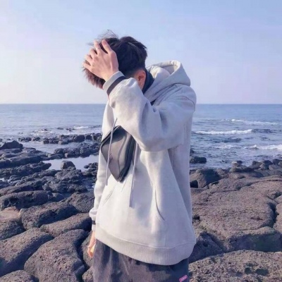 情侣头像：爱情需要等待，谁都可以说爱你，但不是人人都能等你