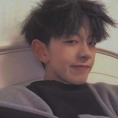 “趁着星星和月亮都在 悄悄的说声 你真可爱”