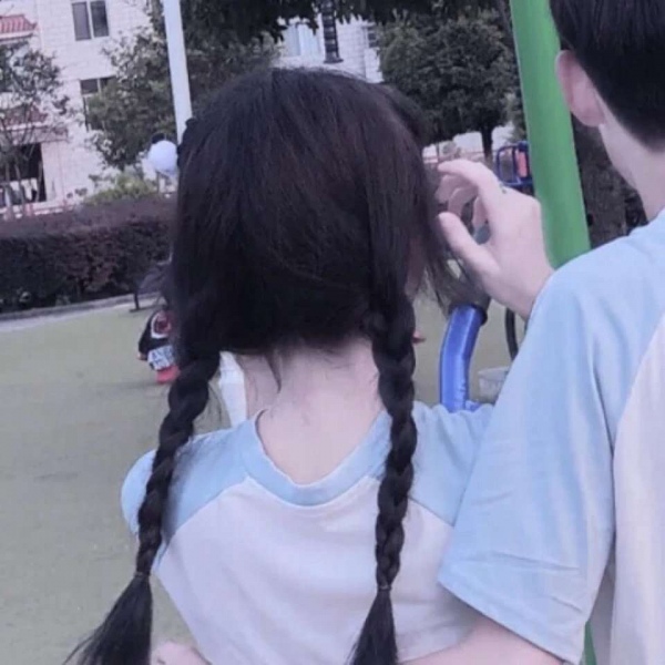 沫兮 超甜一对两张情侣头像  不知所措的年纪什么都不尽人意