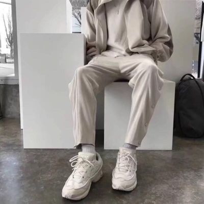 江喻绾    我拽归我拽 你拽就拜拜。♡