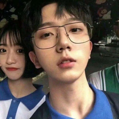 真人情侣头像  我看向你的时候，可以紧紧抱着我嘛