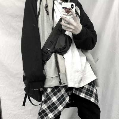 七源:身段 部位 男#图源 dt 例词//我已经喜欢你超过两分钟了 不能撤回了。