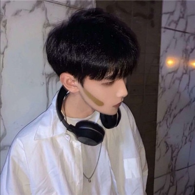 柠七:超酷侧颜杀男头/昨天很喜欢你 今天还行  明天看心情