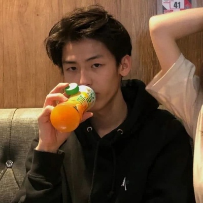 情侣头像/不须耳鬓常厮磨，一笑低头意已倾.