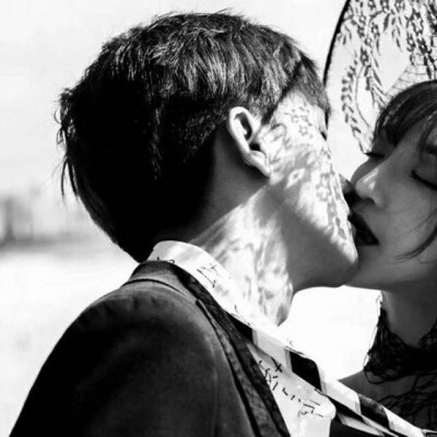 溺毙:一对两张黑白意境潮流风真人情头.你是被秋天降了温的心事