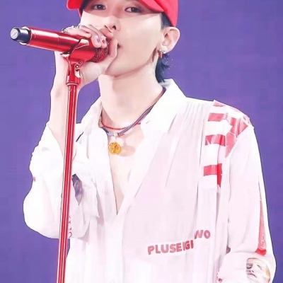 G-Dragon拿话筒集，想做权先生的话筒吗