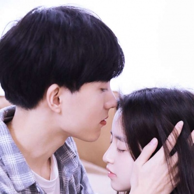 一对两张气质意境风真人魅力情头.你有新的恋爱订单 请及时领取.