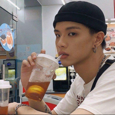 宸宸  优质男头  希望有个人在你难过时把你拥入怀里.