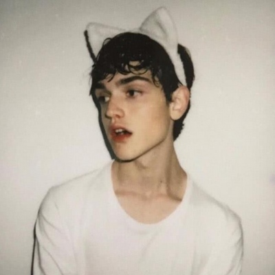 ins男头。等一个不爱自己的人，就像在机场等一搜船