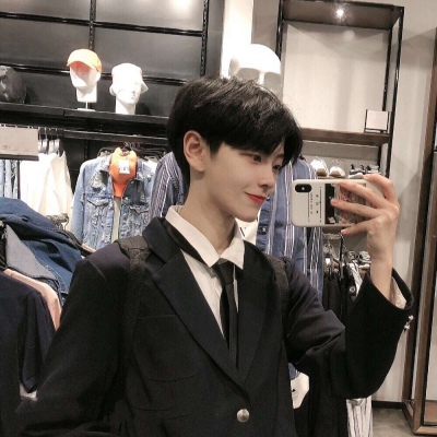 帅气可爱男孩子头像“世间一切皆可努力，唯独相爱全凭运气。” ​ ​​​