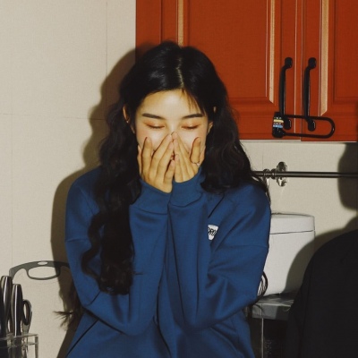 “亲爱的，我把自己放在你耳边，你会听到的吧。”