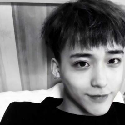 江逸:成熟稳重黑白男头  哆啦A梦的时光机能不能带我找到你