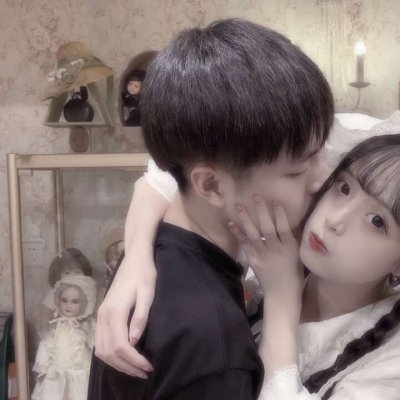 草莓粥：一张两对超甜真人部位情侣头像