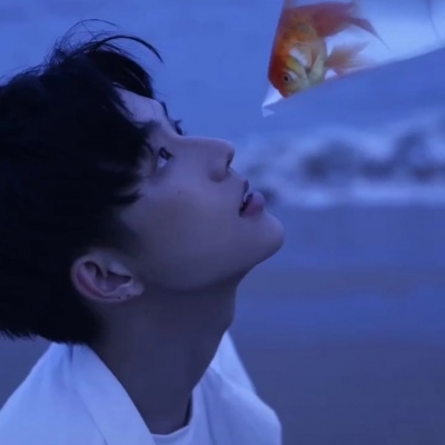 念七 海边帅气男生头像