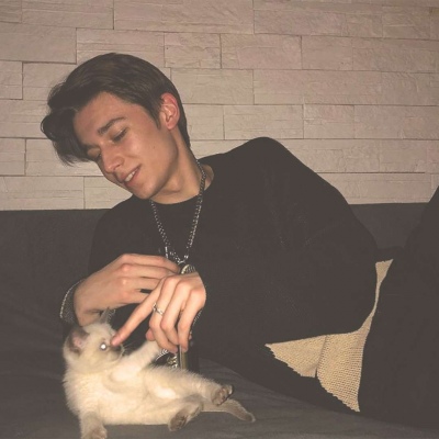 欧美男头  但凡能找到可以倾诉的人 我也不会在朋友圈分享音乐