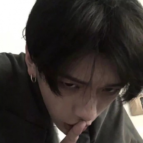 芯儿      高冷超酷男生头像