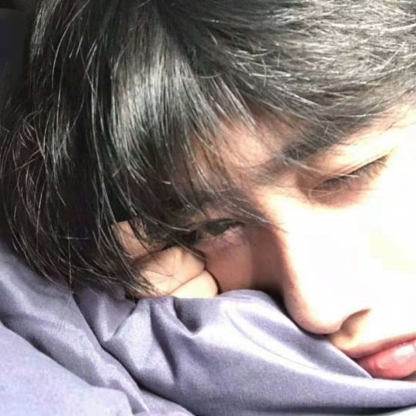 草莓粥：恩典意境男生头像／星河在你眼里 而你在我心里.