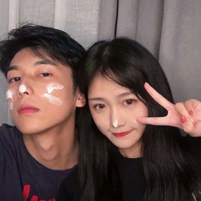 真人情侣头像  别否定自己，你特别值得。