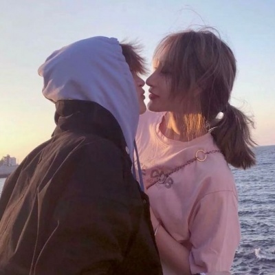 上官一：情侣头像：你的眼中明暗交杂，一笑生花。