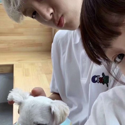 真人系列情侣头像 礼貌拿图。