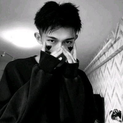 柠七：黑白丧气男头/在遇见你的那一刻  浩瀚众星皆为尘