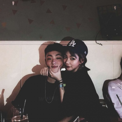 筱詞：复古/情侣//复古的小巷里贩卖着秋天的暖风