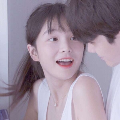 溺毙:一对两张清新靓丽风真人情头.攒了好久的浪漫和温柔 想要快点都给你