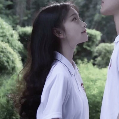 白色情侣面对占立撩头发意境头像/奶酪