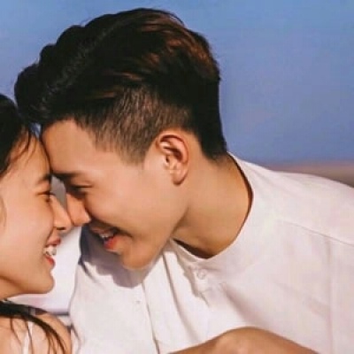 情侣头像：她忙着生活抽空爱你，你却是忙着爱她抽空生活。