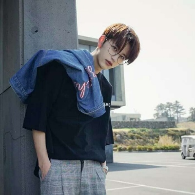 戴眼镜高清男头：你要收养狗吗？单身的那种