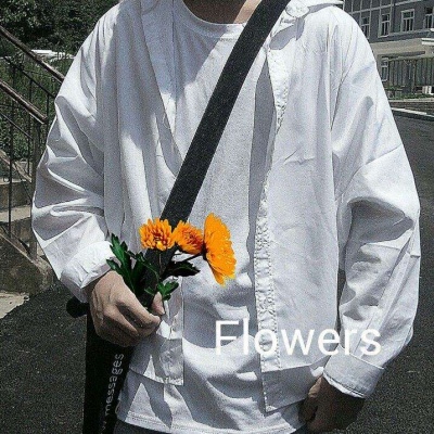 我的白衬衫没有阳光的味道我的微笑并不温暖。