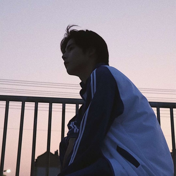 干净阳光的一尘不染的男头