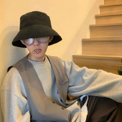 男生头像 “流年沧桑，不解风情，落花流水，思量成空”