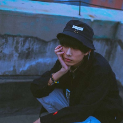 忧郁系男生头像  我是你患得患失的备胎，我是你可有可有可无的人。