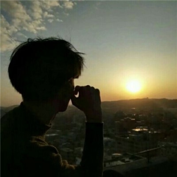 柠七：男生超丧系黑白头像/大概只有一个你