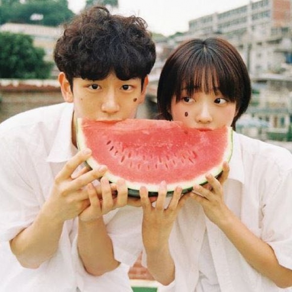 真人小清新可爱情侣 这个夏天有你和西瓜