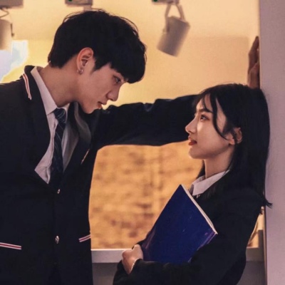 月亮照回湖心，野鹤奔向闲云，我步入你./情侣头像