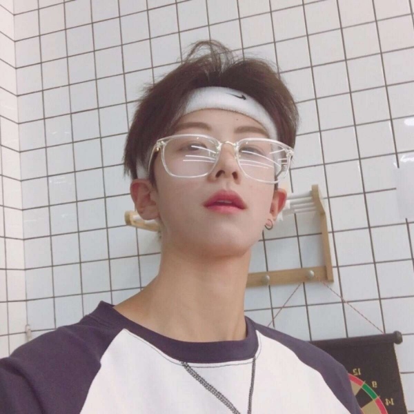 莫小昕。男生头像  你依然要走，如河水东流。