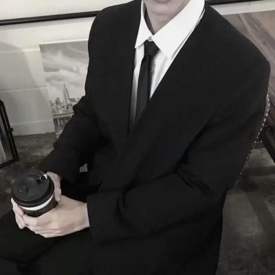 帅气西装男头   纵然全身投入却不动声色。