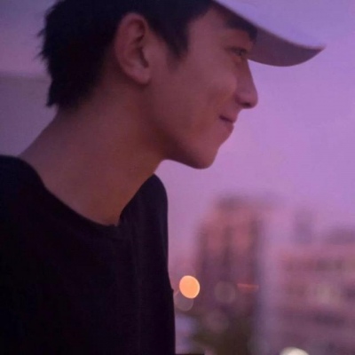 By.宿醉 情侣头像 |“所有人拥向你我就想远离你”