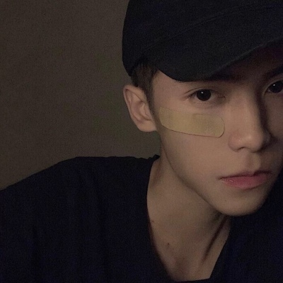 从粗粝的一生中，榨尽所有温柔悉数奉于你，我仍觉不够。