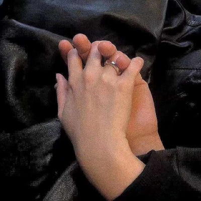 牵着手跟着我走’