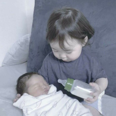 齐齐    我在贩卖日落，你像神明一般慷慨的将光撒像我，从此人间被点亮