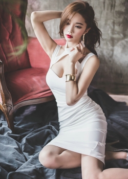 高贵冷艳翘臀美模洁白低胸裙如雪的肌肤透亮写真图片