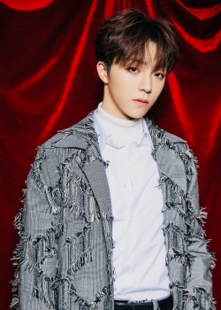 陈立农白衫阳光帅气写真图片