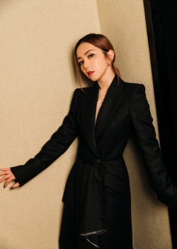 邓紫棋时尚酷黑写真图片