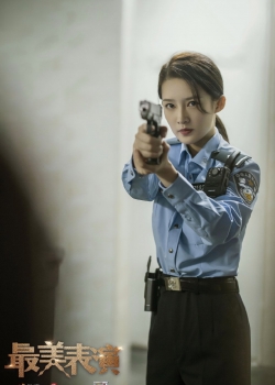 李沁《最美表演》警服英气十足图片