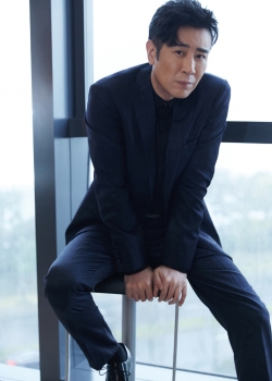 于和伟冷峻帅气写真图片